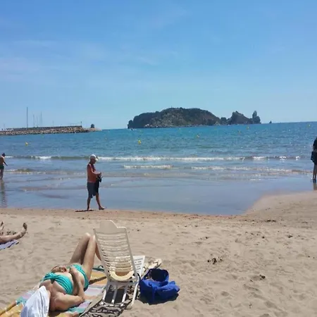 In Costa Brava Near Sandy 公寓