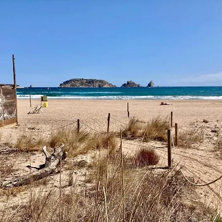 In Costa Brava Near Sandy 埃斯塔蒂特