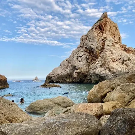 In Costa Brava Near Sandy 公寓